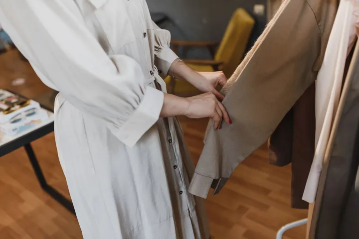 Pièces vintage passées en revue une à une sur un portant