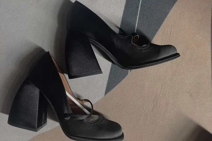 Escarpins noirs vintage posés au sol, talons visibles